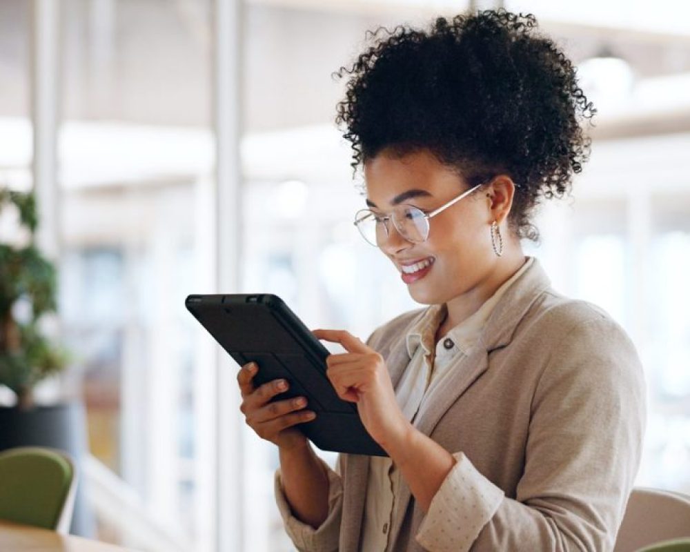 professional-woman-reading-blog-1280x720