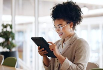 professional-woman-reading-blog-1280x720