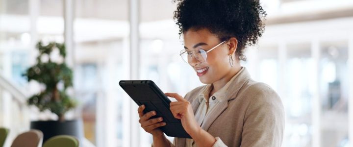 professional-woman-reading-blog-1280x720